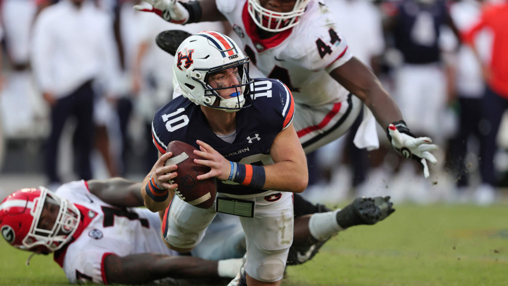 Bo Nix sacked by defender