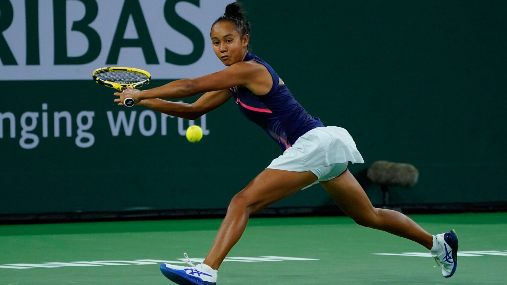 Leylah Fernandez hitting a return shot during a tennis match.