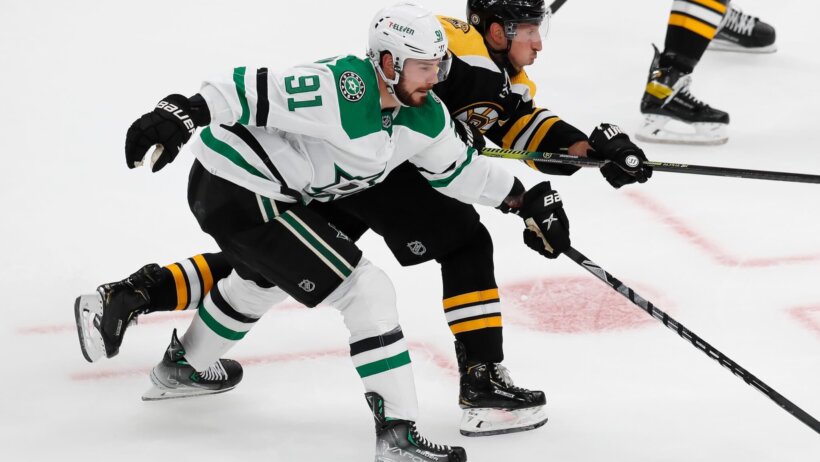 Tyler Seguin, Brad Marchand fight for puck