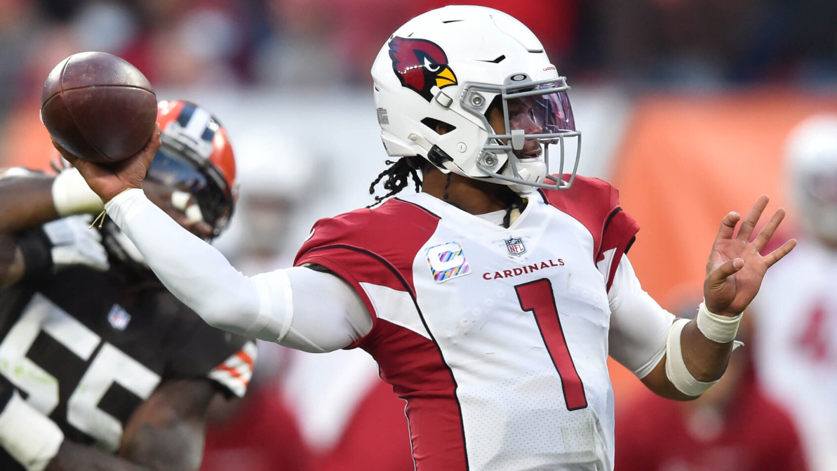 Kyler Murray slings a pass