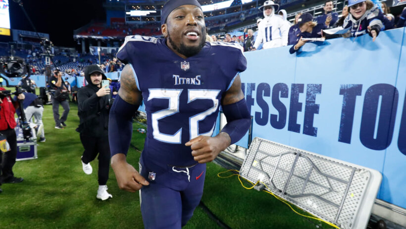 Derrick Henry running on sidelines with helmet off