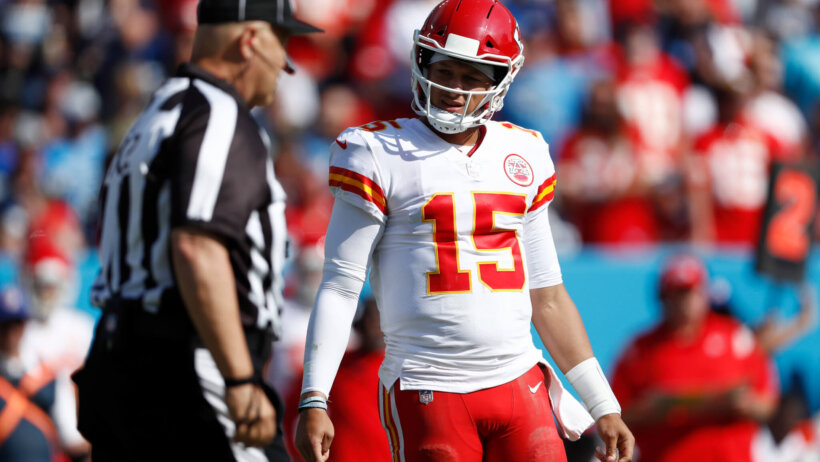 Patrick Mahomes discusses a call with the official