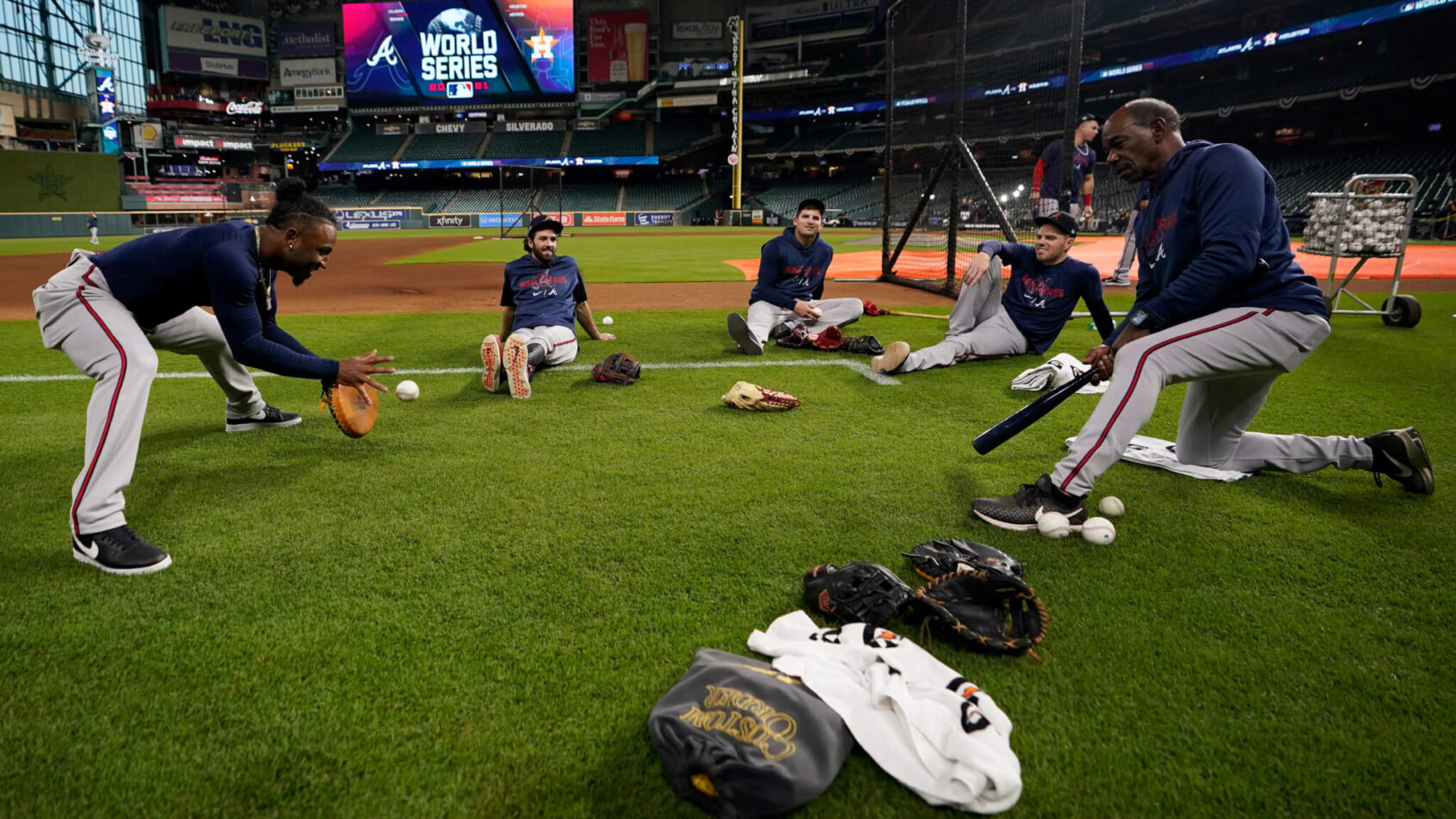 Atlanta Braves players on the field warning up