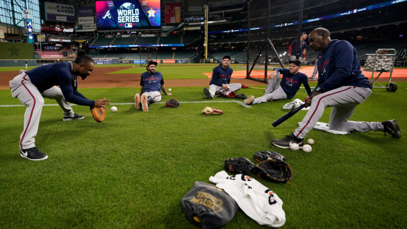Atlanta Braves players on the field warning up