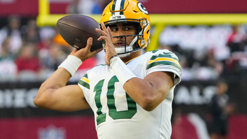 Jordan Love throwing pass