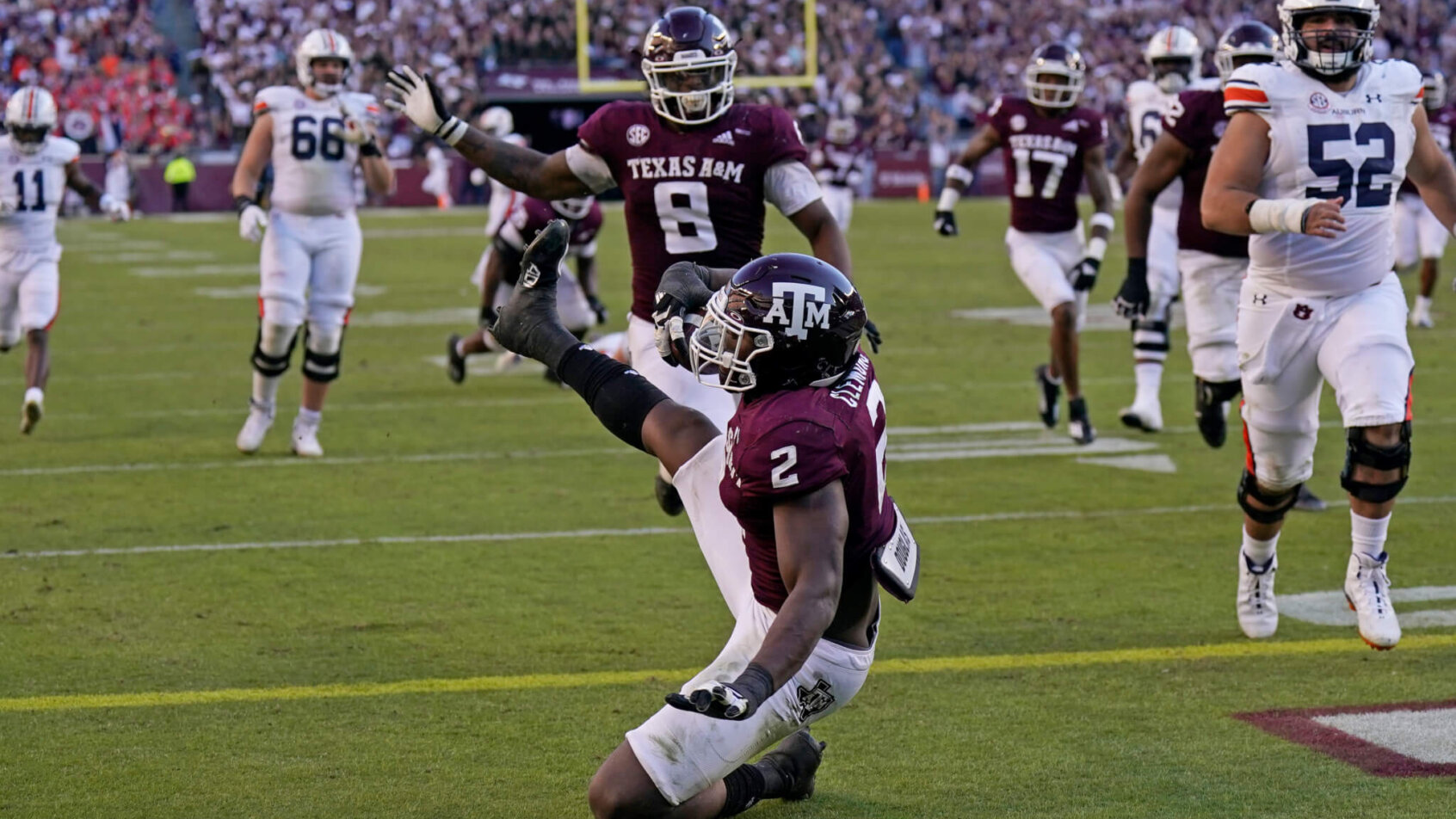 Texas A&M defensive lineman Micheal Clemons scoring a TD