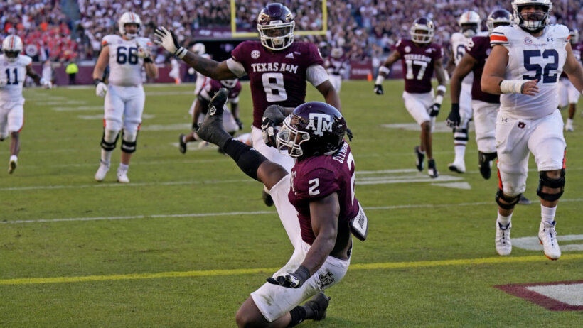 Texas A&M defensive lineman Micheal Clemons scoring a TD
