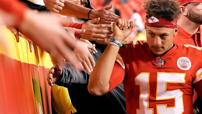 Patrick Mahomes high fives fans