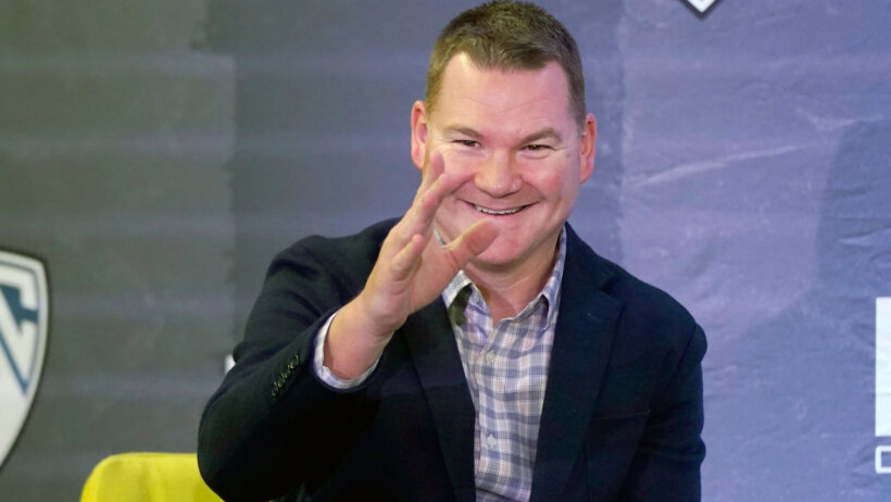 Arizona coach Tommy Lloyd at a press conference