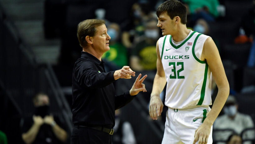 Oregon head coach Dana Altman talks with Oregon center Nate Bittle