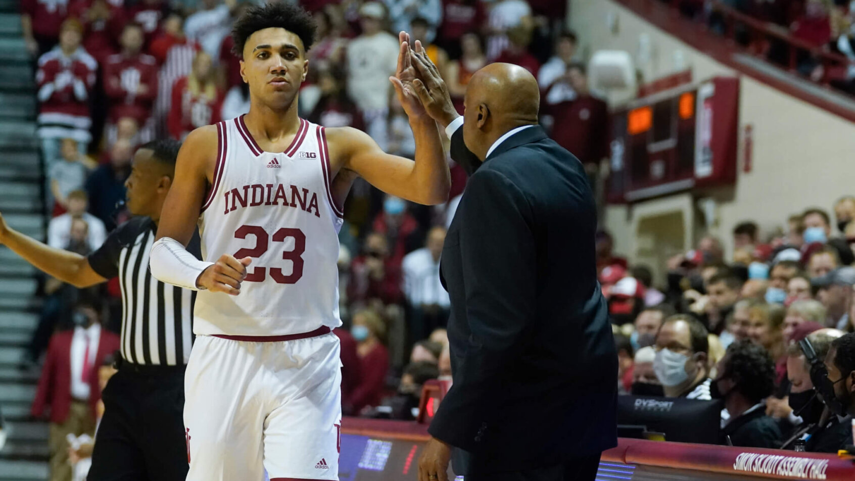 Mike Woodson greets Trayce Jackson-Davis
