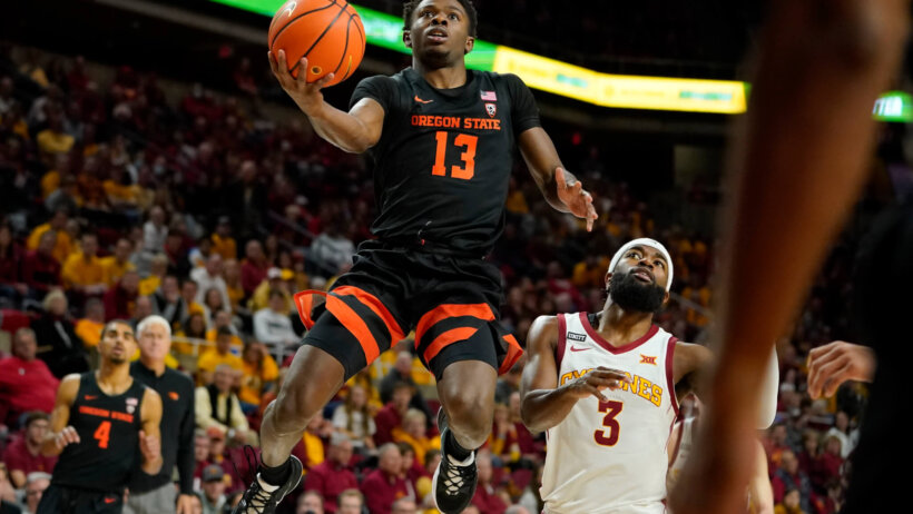 Oregon State guard Dashawn Davis rises for a layup