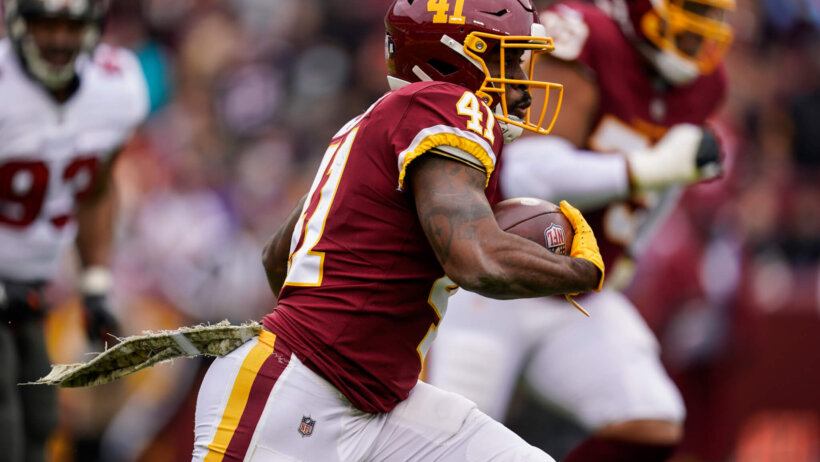 J.D. McKissic rushes, Washington Football Team