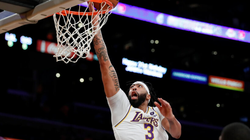Anthony Davis lays the ball in