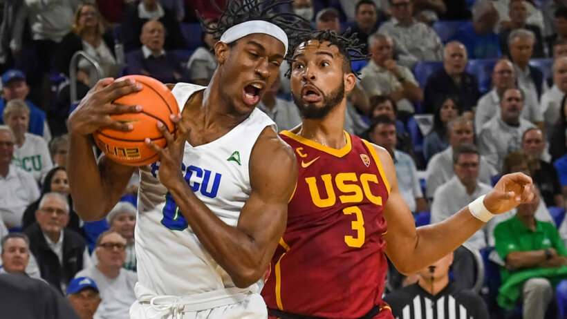 Florida Gulf Coast's Dakota Rivers grabbing a rebound