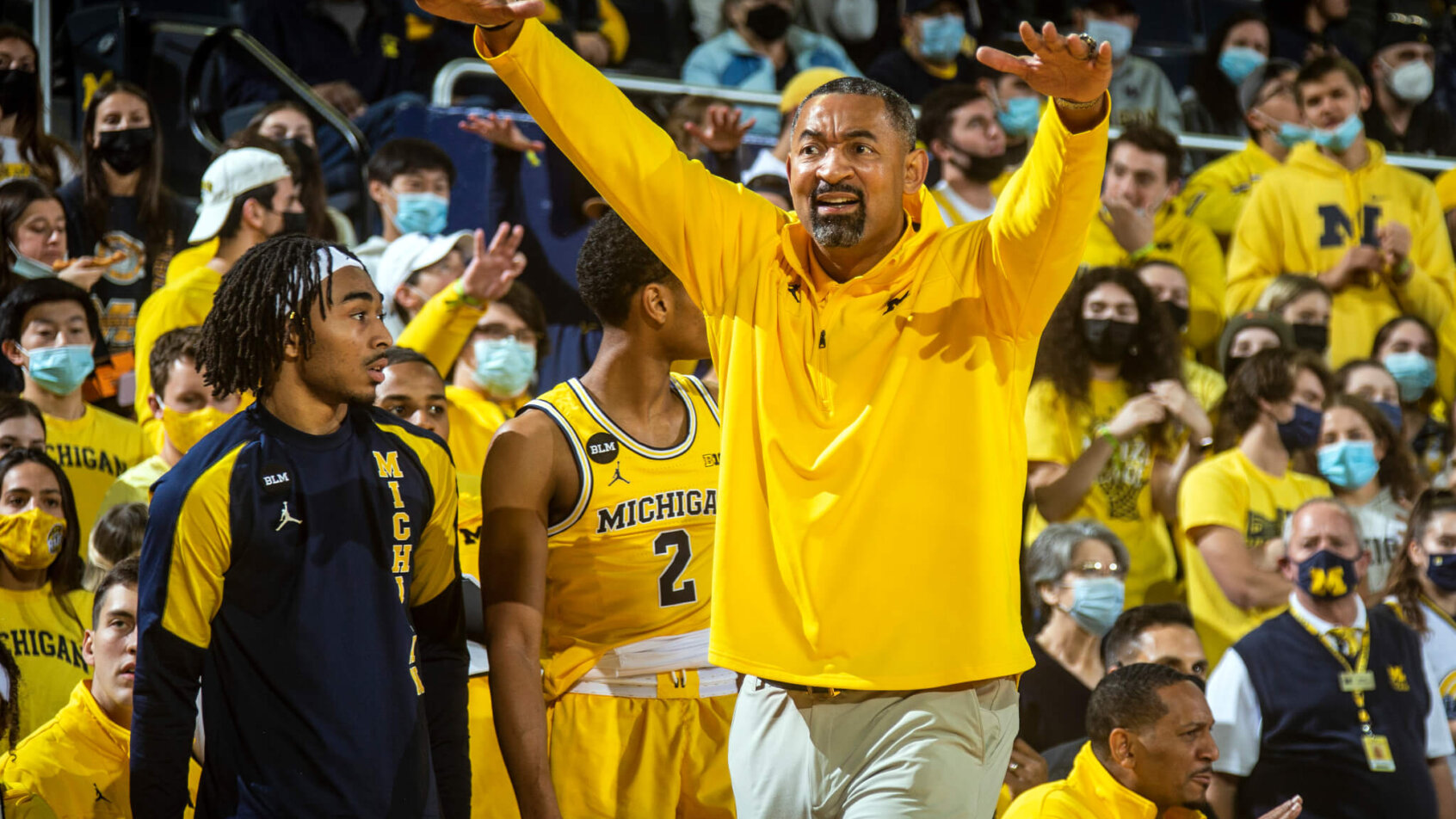 Michigan head coach Juwan Howard motioning to his players