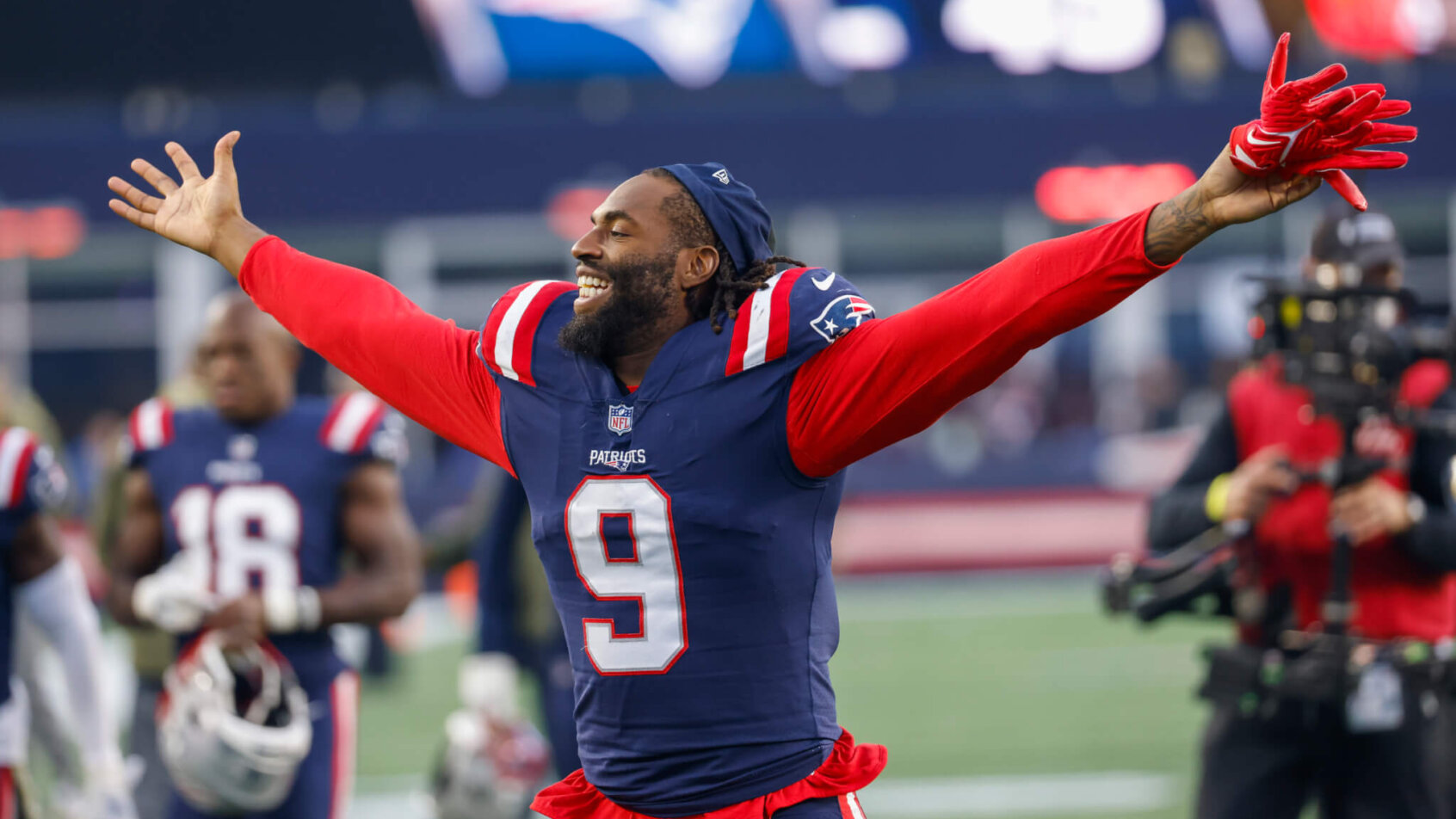 Matt Judon arms out celebration