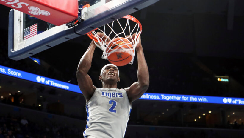 Jalen Duren throws down a dunk