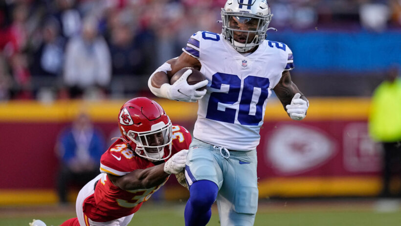 Tony Pollard breaks a tackle