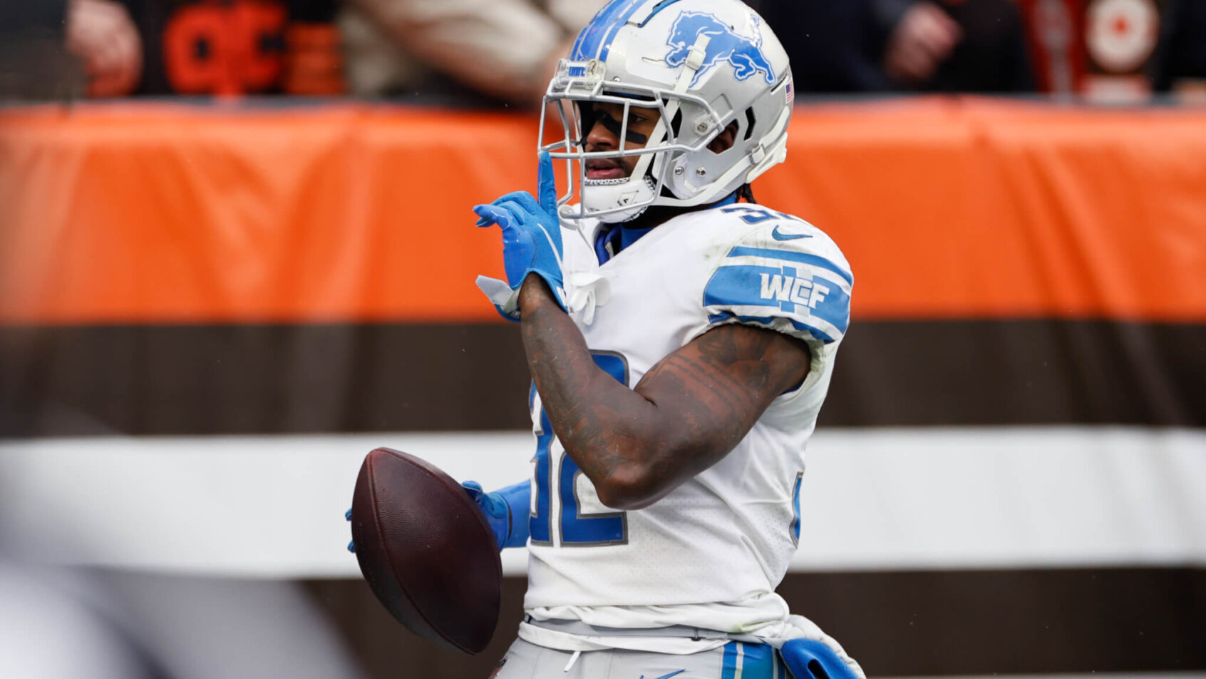 D'Andre Swift silences the Cleveland crowd