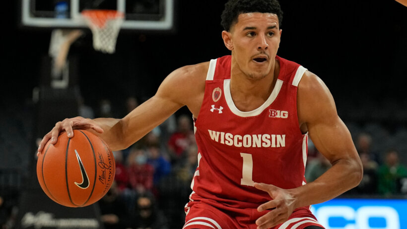 Wisconsin guard Johnny Davis dribbling