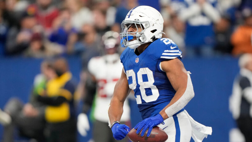 Jonathan Tayor flexing after TD score