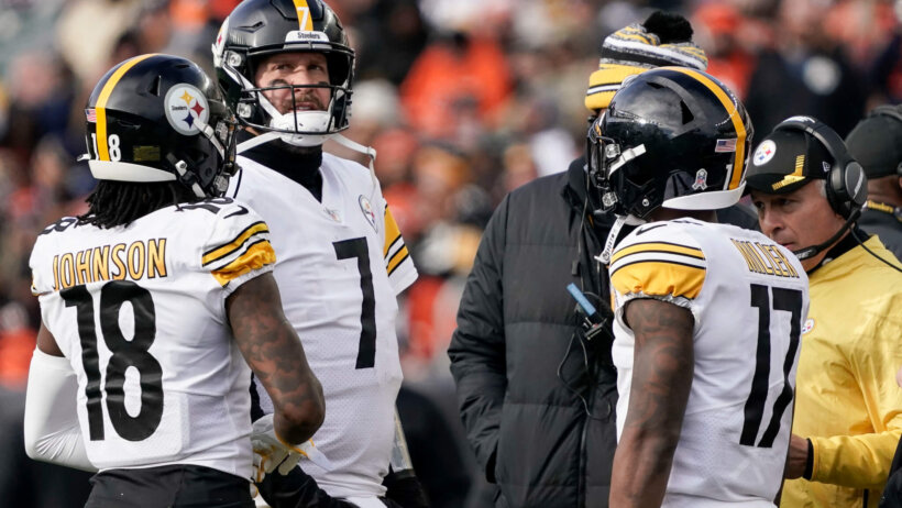 Steelers huddle around Ben Roethlisberger