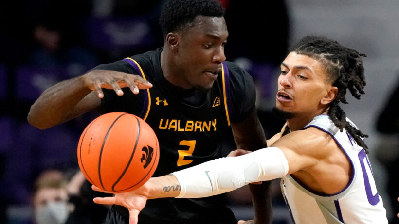 De'Vondre Perry loses the ball