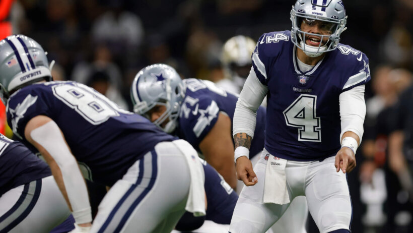 Dak Prescott signals offense, Dallas Cowboys