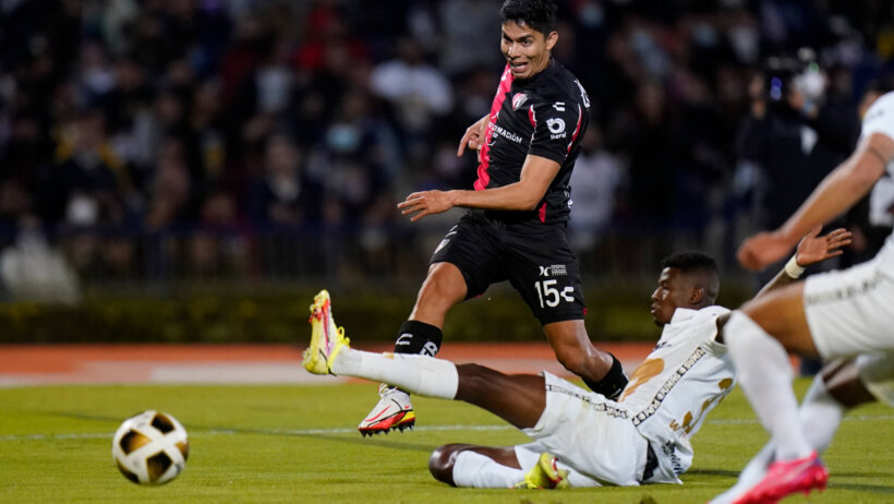 Atlas' Diego Barbosa (15) attempts a shot at goal against Pumas.