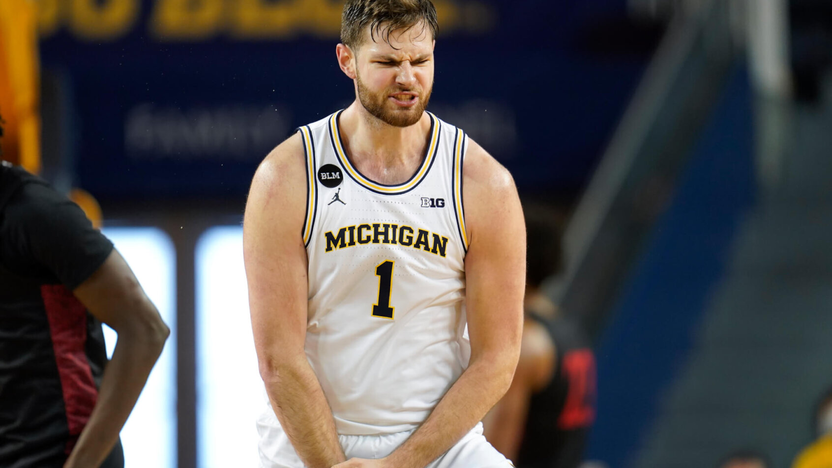 Michigan center Hunter Dickinson flexing