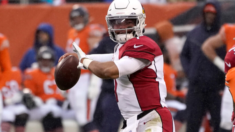 Kyler Murray throws pass