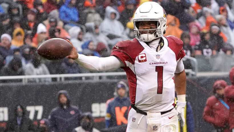 Kyler Murray tossing football forward