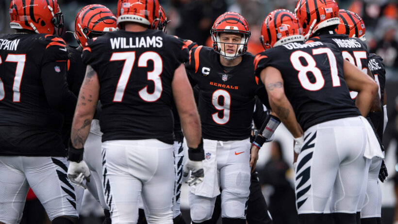 Joe Burrow team huddle, Cincinnati Bengals