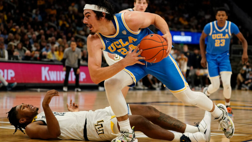 UCLA's Jaime Jaquez Jr. driving to the hoop