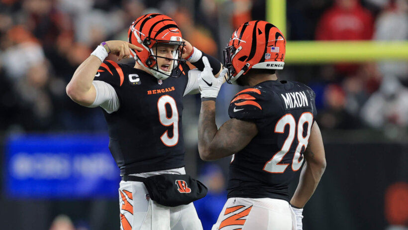 Joe Burrow and Joe Mixon celebrating