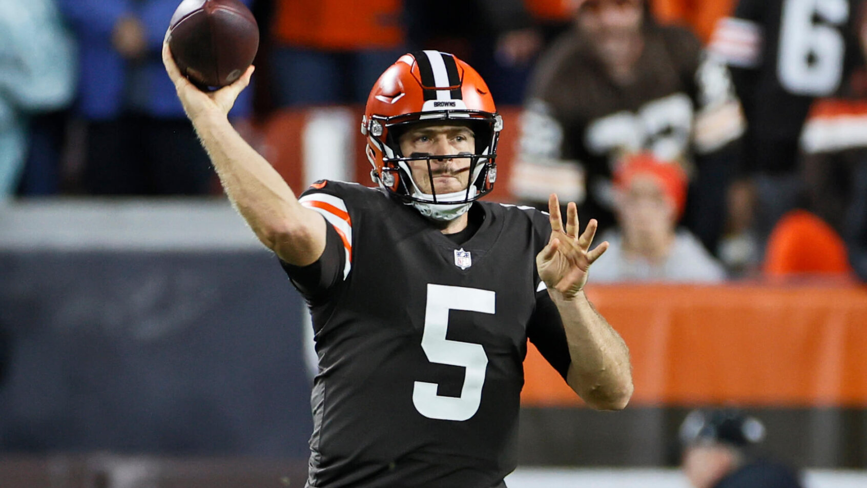 Case Keenum throwing pass