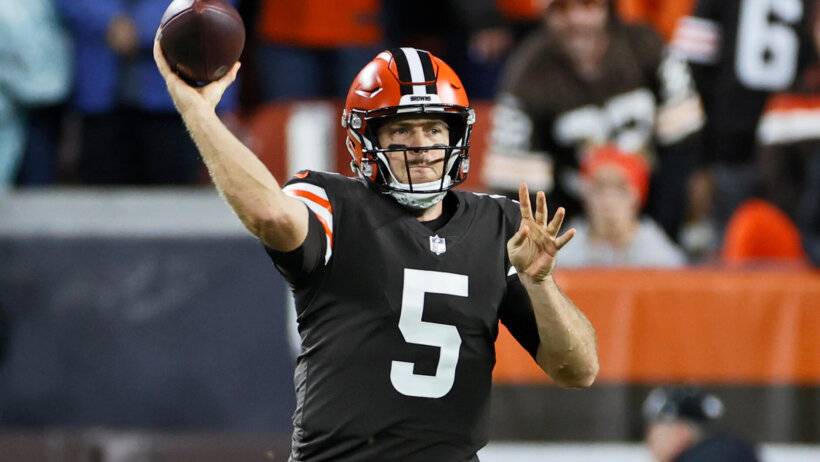 Case Keenum throwing pass