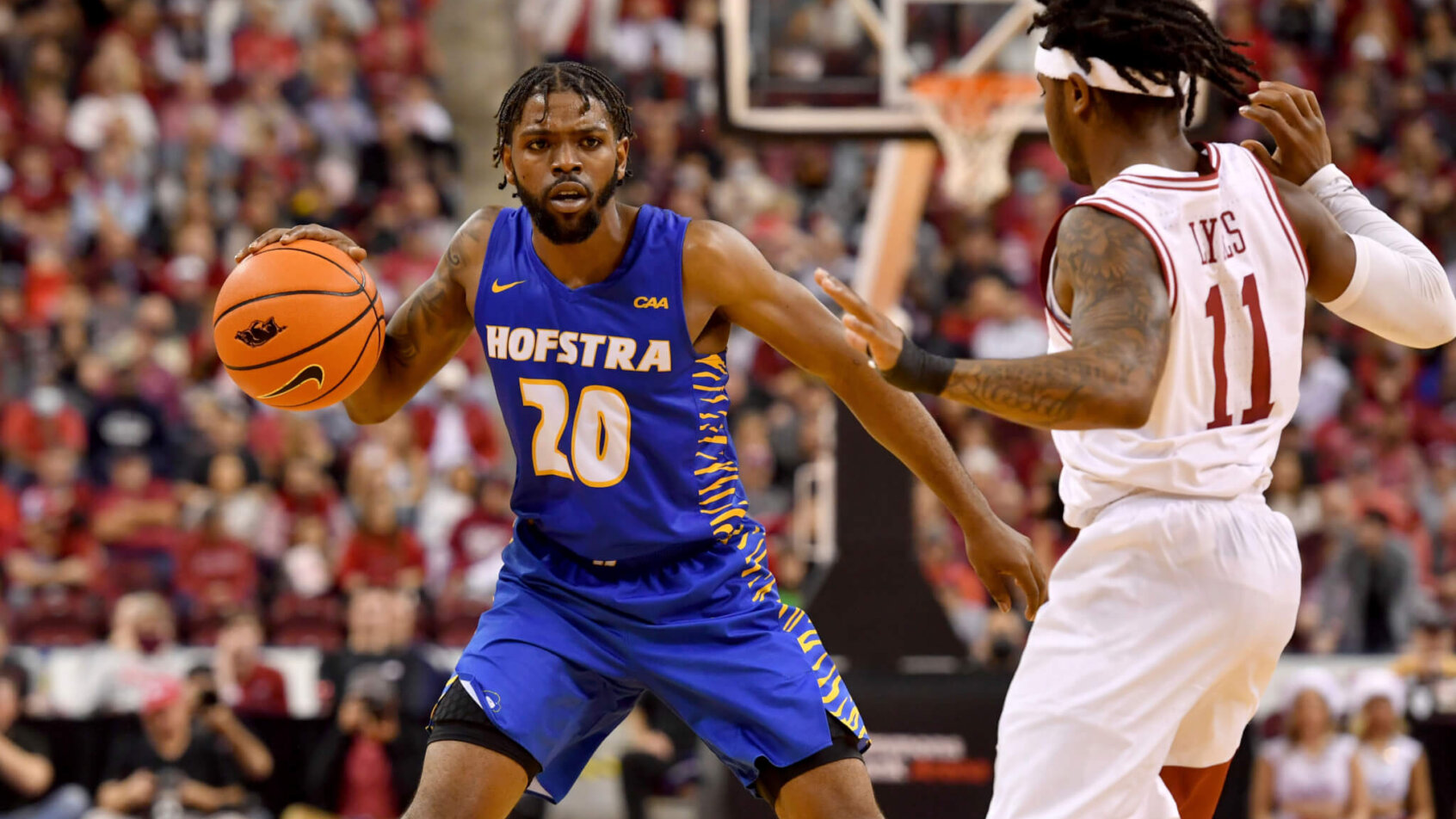 Hofstra guard Jalen Ray making a pass.
