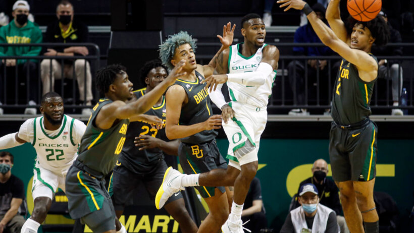 De'Vion Harmon passes ball