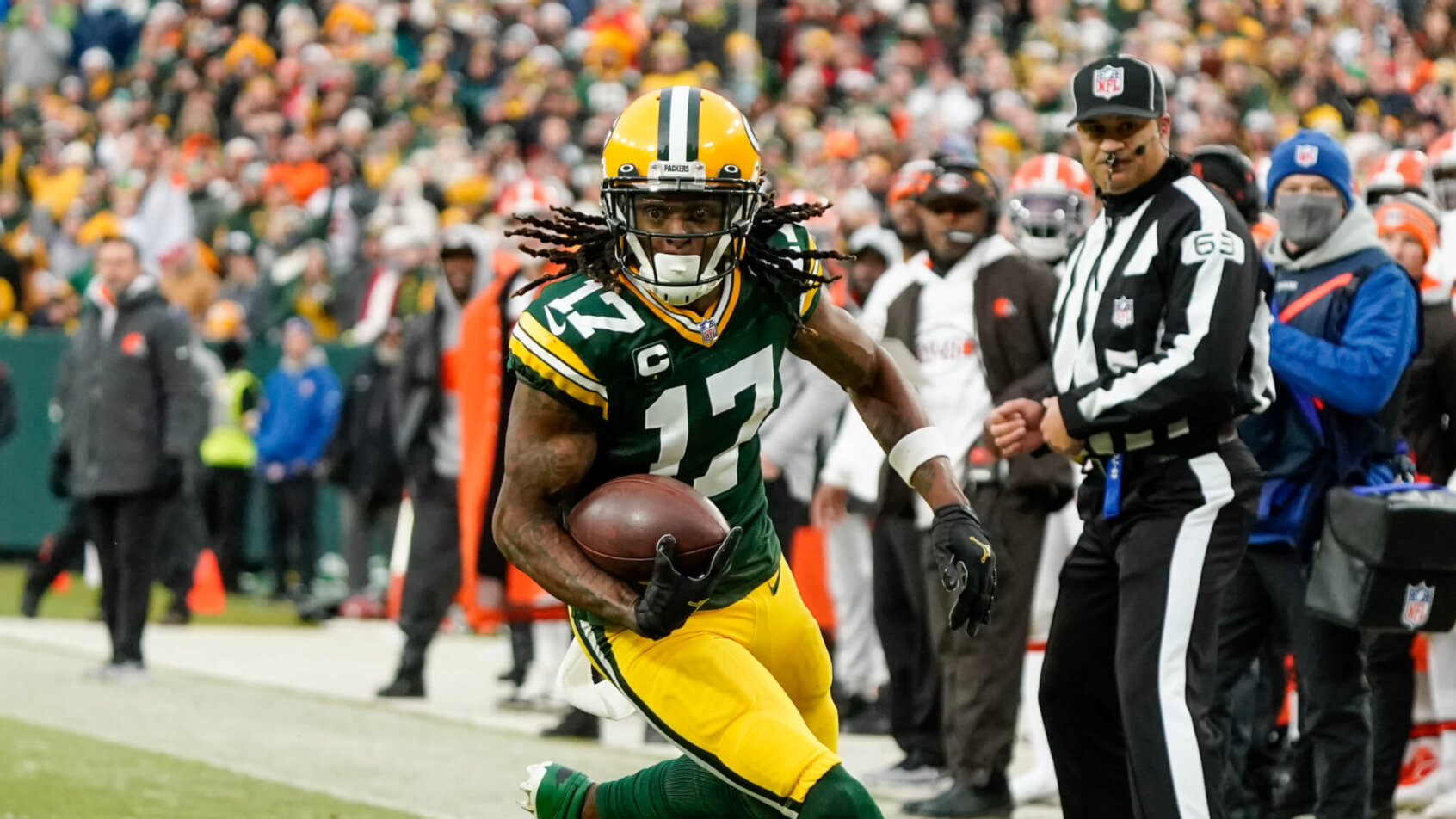 Davante Adams in stride after a reception