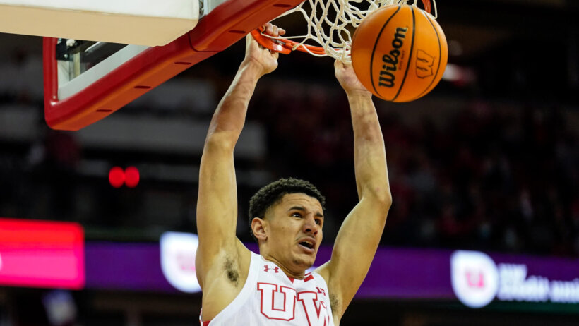 Johnny Davis dunks basketball