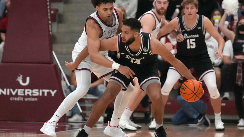 Santa Clara forward Keshawn Justice backing down a defender