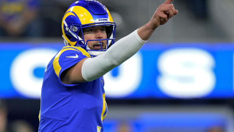 Matthew Stafford pointing