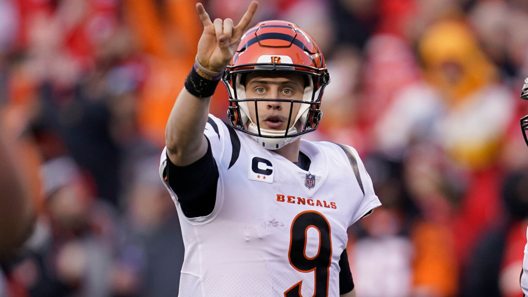 Joe Burrow hand signals at line of scrimmage