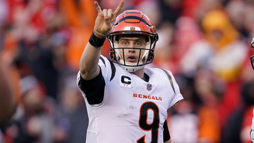 Joe Burrow hand signals at line of scrimmage
