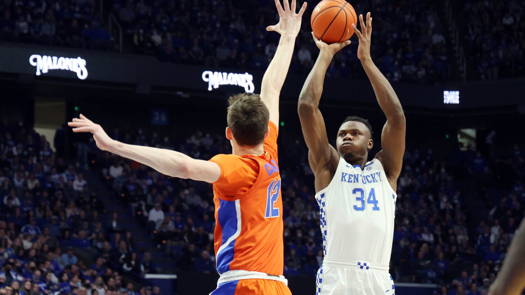 Kentucky's Oscar Tshiebwe shooting a jumper