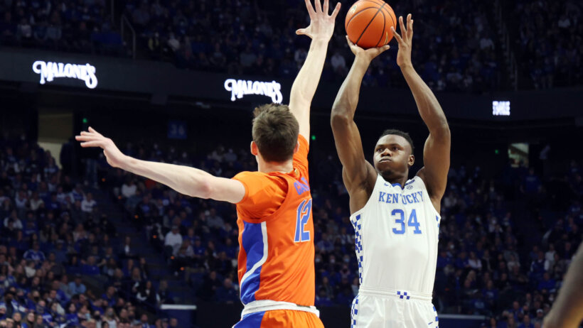 Kentucky's Oscar Tshiebwe shooting a jumper