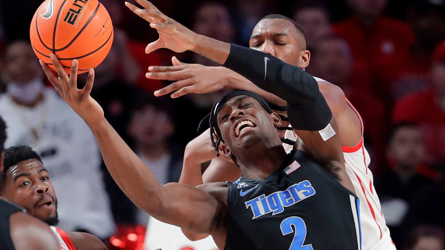 Memphis center Jalen Duren battling for a rebound