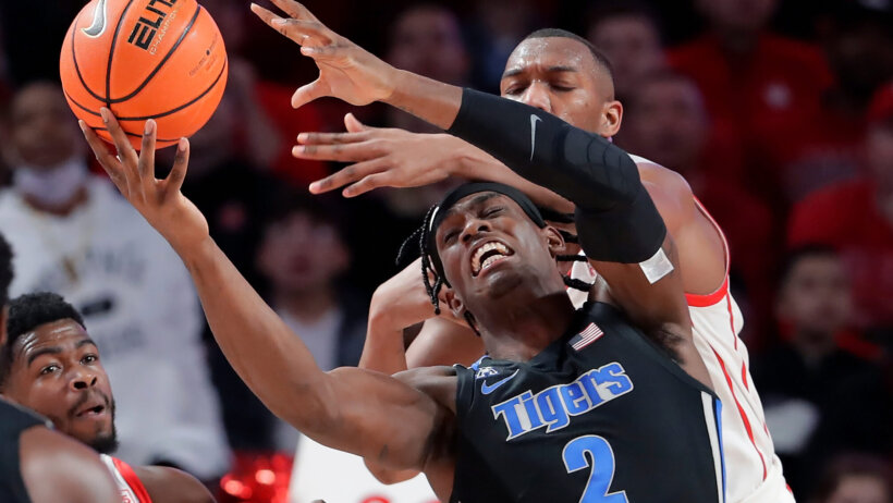 Memphis center Jalen Duren battling for a rebound